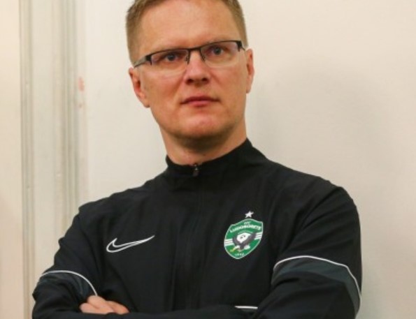 Ръководството на футболния Лудогорец потвърди че преговаря с треньора Валдас